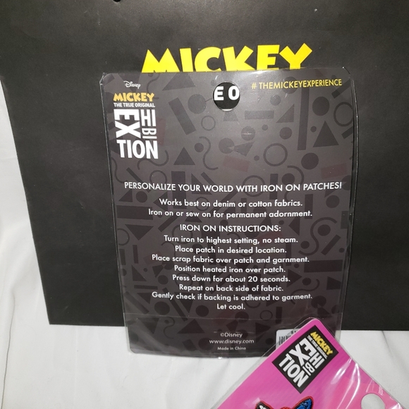 MICKEY THE TRUE ORIGINAL NYC EXHIBIT SET OF IRON-ON PATCHES DISNEY 2018 green - Picture 5 of 7